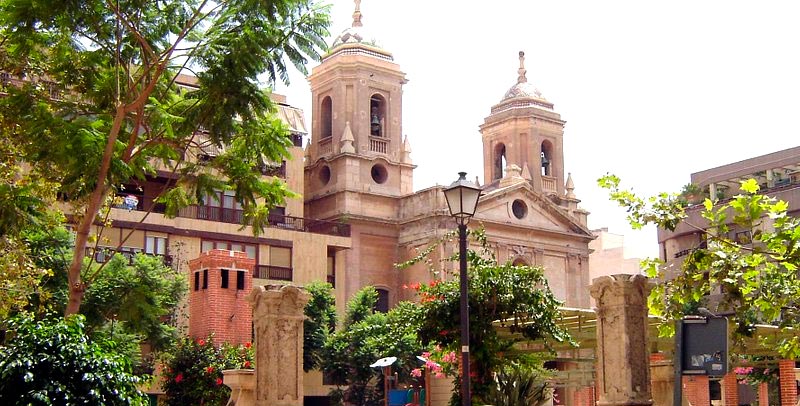 Plaza de San Pedro y su parroquia