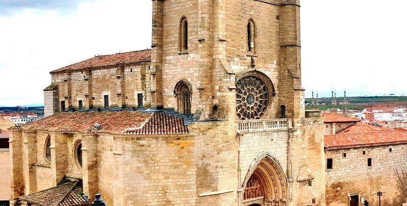 Iglesia de San Esteban y el Museo del Retablo