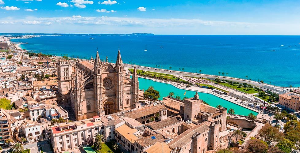 panorámica de la fachada de la catedral de mallorca