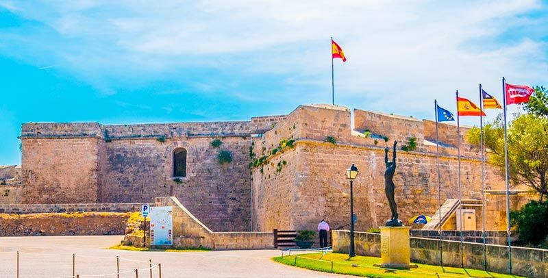 Panorámica del castillo de san carlos y museo histórico militar de san carlos