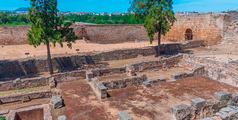 panorámica del alcazaba y aljibe de merida