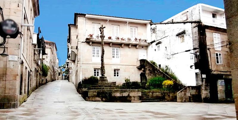 Cruceiro de la Plaza das Cinco Rúas
